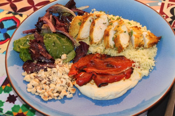 Brunch pollo humus pimientos