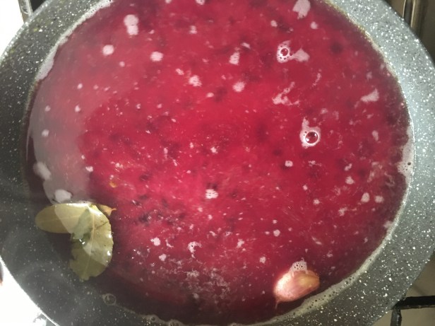 me gusta poner una hoja de laurel y un ajo  para entiquecer la cocción