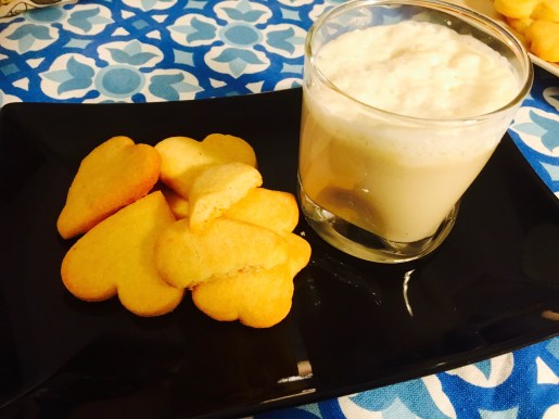 café con leche - trampantojo - crema de champiñones con espuma de parmesano y galletas de parmesano y mantequilla