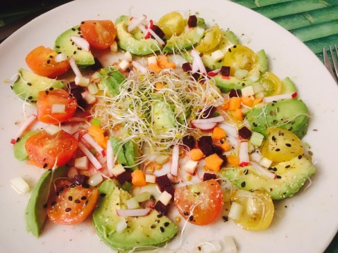 ensalada colorida de aguacate