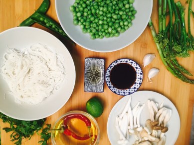 ingredientes salteado guisantes y verduras