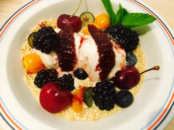 porridge de mijo con vainilla, helado de caramelo y nueces, frutos rojos e higos caramelizados