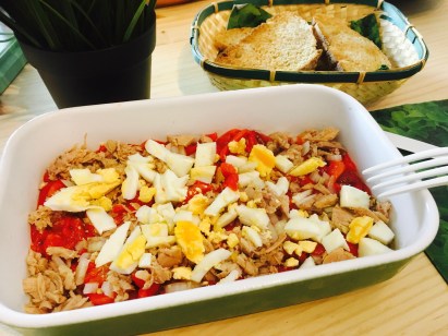 ensalada pimientos asados con huevo cebolla y atun