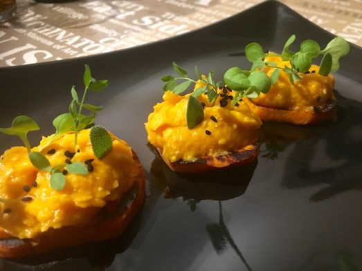 canapé de humus de boniato y piñones