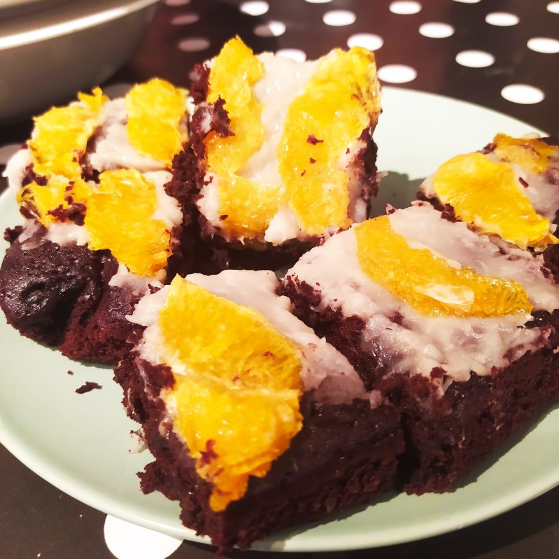 Brownie de alubias negra crema de alubias blancas y naranja desecada